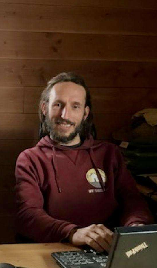 Julien Noury est le formateur des formations Paille porteuse, Pro paille, Enduit terre chaux sur paille, Isolation biosourcée et ITE biosourcée